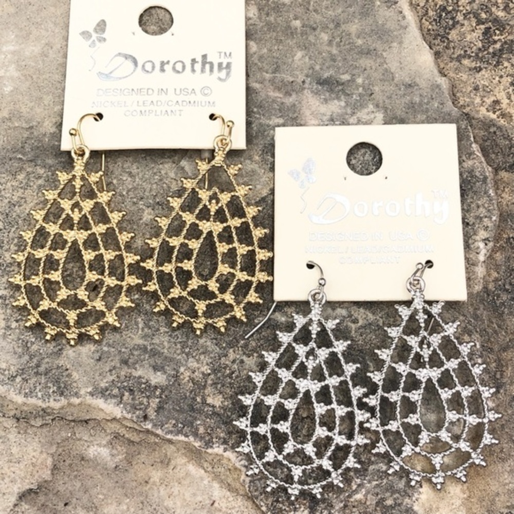 🍀 Triple Teardrop Open Dangle Earrings